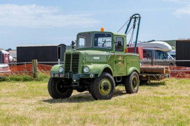 Batı Bay.Dorset.Birleşik Krallık. 12 Haziran 2022 Batı Körfezi Vintage rallisinde restore edilmiş Unipower kereste traktörü gösteriliyor.