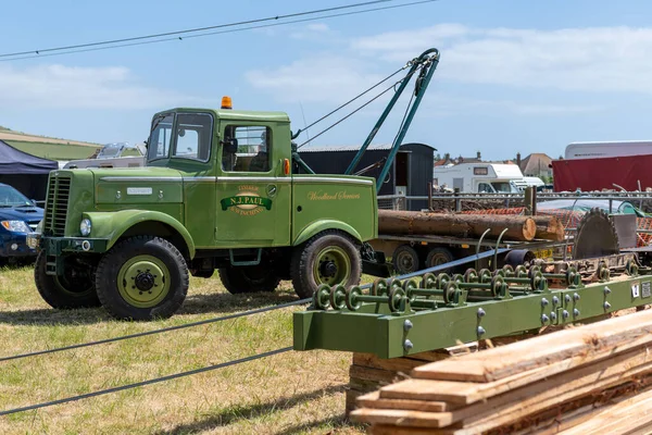 Batı Bay.Dorset.Birleşik Krallık. 12 Haziran 2022 Batı Körfezi Vintage rallisinde restore edilmiş Unipower kereste traktörü gösteriliyor.