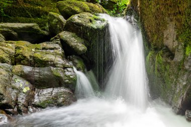 Hoar Oak Nehri 'nin üzerinde Exmoor Ulusal Parkı' ndaki Watersmeet 'te akan şelalenin uzun pozu.