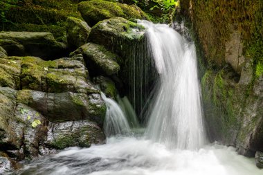 Hoar Oak Nehri 'nin üzerinde Exmoor Ulusal Parkı' ndaki Watersmeet 'te akan şelalenin uzun pozu.