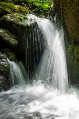 Hoar Oak Nehri 'nin üzerinde Exmoor Ulusal Parkı' ndaki Watersmeet 'te akan şelalenin uzun pozu.