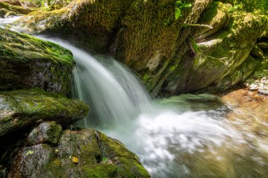 Hoar Oak Nehri 'nin üzerinde Exmoor Ulusal Parkı' ndaki Watersmeet 'te akan şelalenin uzun pozu.