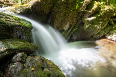 Hoar Oak Nehri 'nin üzerinde Exmoor Ulusal Parkı' ndaki Watersmeet 'te akan şelalenin uzun pozu.