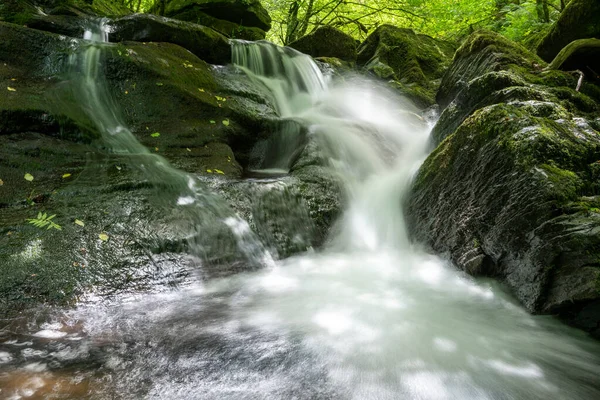 Lång Exponering Ett Vattenfall Hoar Oak Water Floden Rinner Genom — Stockfoto