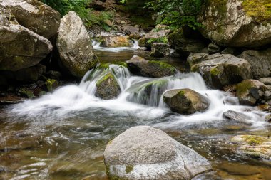 Doğu Lyn nehri üzerinde Exmoor Ulusal Parkı 'ndaki Watersmeet' te uzun süre bir şelale görüldü.