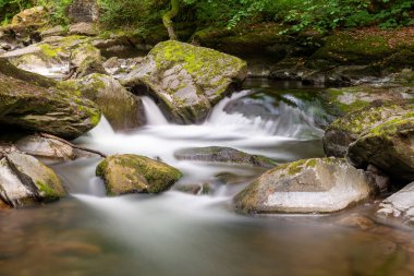 Doğu Lyn nehri üzerinde Exmoor Ulusal Parkı 'ndaki Watersmeet' te uzun süre bir şelale görüldü.