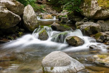 Doğu Lyn nehri üzerinde Exmoor Ulusal Parkı 'ndaki Watersmeet' te uzun süre bir şelale görüldü.