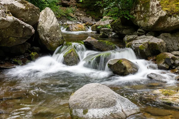 Doğu Lyn nehri üzerinde Exmoor Ulusal Parkı 'ndaki Watersmeet' te uzun süre bir şelale görüldü.