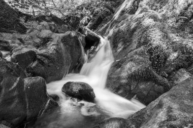 Sonbaharda Exmoor Ulusal Parkı 'ndaki Watersmmet' te Hoar Oak Nehri 'nde bir şelaleye uzun süre maruz kalmak