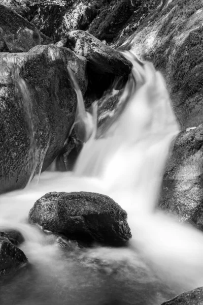 在Exmoor国家公园的Watersmeet 长时期暴露在Hoar Oak水河上流经树林的瀑布中 — 图库照片