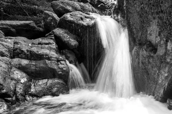 去年秋天 埃克摩尔国家公园的Hoar Oak Water River瀑布长期暴露在瀑布中 — 图库照片