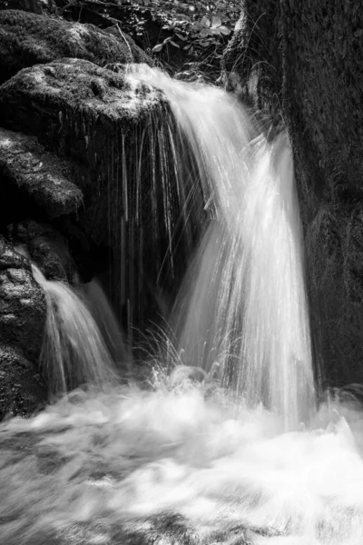 Długa Ekspozycja Wodospadu Rzece Hoar Oak Water Przepływającej Przez Lasy — Zdjęcie stockowe