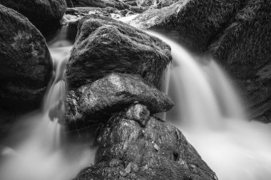 Sonbaharda Exmoor Ulusal Parkı 'ndaki Watersmmet' te Hoar Oak Nehri 'nde bir şelaleye uzun süre maruz kalmak