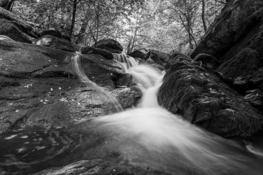 Sonbaharda Exmoor Ulusal Parkı 'ndaki Watersmmet' te Hoar Oak Nehri 'nde bir şelaleye uzun süre maruz kalmak