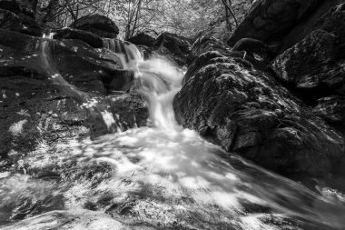 Sonbaharda Exmoor Ulusal Parkı 'ndaki Watersmmet' te Hoar Oak Nehri 'nde bir şelaleye uzun süre maruz kalmak