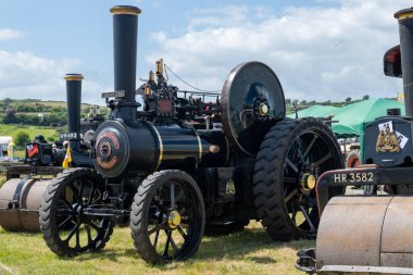 Batı Bay.Dorset.Birleşik Krallık. 12 Haziran 2022 Bir sıra tamir edilmiş çekme motoru ve buhar silindiri West Bay vintage rallisinde sergileniyor.