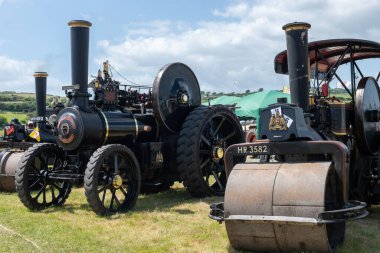 Batı Bay.Dorset.Birleşik Krallık. 12 Haziran 2022 Bir sıra tamir edilmiş çekme motoru ve buhar silindiri West Bay vintage rallisinde sergileniyor.