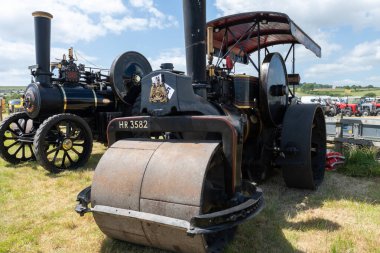 Batı Bay.Dorset.Birleşik Krallık. 12 Haziran 2022 Bir sıra tamir edilmiş çekme motoru ve buhar silindiri West Bay vintage rallisinde sergileniyor.