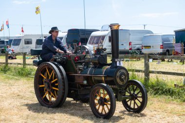 Batı Bay.Dorset.Birleşik Krallık. 12 Haziran 2022 Minyatür Burrell çekici motoru West Bay vintage rallisinde kullanılıyor.