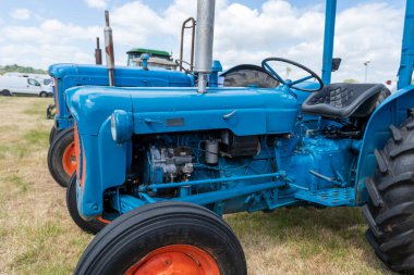 Batı Bay.Dorset.Birleşik Krallık. 12 Haziran 2022 Yenilenmiş Fordson Majors, West Bay Vintage rallisinde sergileniyor.