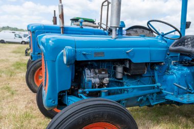 Batı Bay.Dorset.Birleşik Krallık. 12 Haziran 2022 Yenilenmiş Fordson Majors, West Bay Vintage rallisinde sergileniyor.