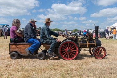 Batı Bay.Dorset.Birleşik Krallık. 12 Haziran 2022 Minyatür Burrell çekici motoru West Bay vintage rallisinde kullanılıyor.