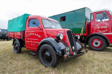 Ilminster. Somerset. Birleşik Krallık. 21 Ağustos 2022 Fordson E83W kamyonet restore edildi. Daha önce F.J. Locke ve oğlu tarafından kullanılmıştı.