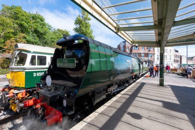 Swanage. Dorset. Birleşik Krallık. 24 Ağustos 2022 Kraliyet Wessex buhar treni Swanage tren istasyonunda park halinde.