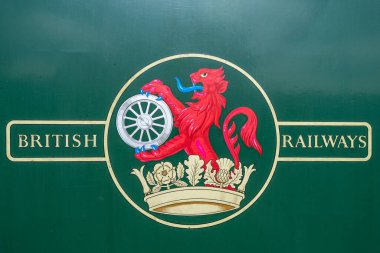 Swanage. Dorset. Birleşik Krallık. 24 Ağustos 2022 İngiliz Demiryolları logosu Swanage tren istasyonundaki Royal Wessex buhar treninin yan tarafında.