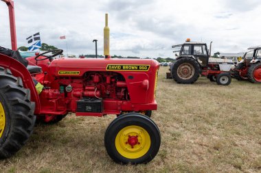 Ilminster. Somerset. Birleşik Krallık. 21 Ağustos 2022 Yenilenmiş David Brown 950 Dünden kalma bir çiftçilik etkinliğinde sergileniyor.