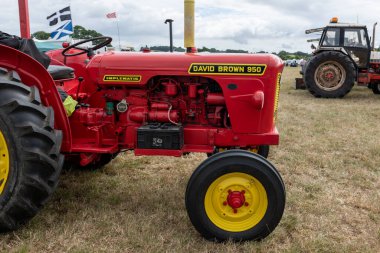 Ilminster. Somerset. Birleşik Krallık. 21 Ağustos 2022 Yenilenmiş David Brown 950 Dünden kalma bir çiftçilik etkinliğinde sergileniyor.
