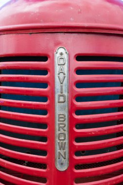 Ilminster. Somerset. Birleşik Krallık. 21 Ağustos 2022. David Brown 'ın eski bir çiftçilik etkinliğinin önündeki amblemi kapat.