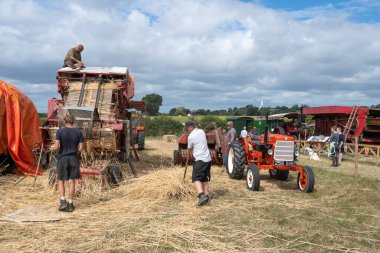 Ilminster. Somerset. Birleşik Krallık. 21 Ağustos 2022. Hevesliler, dünün çiftçilik etkinliklerinde antika harman makinelerini çalıştırıp restore ediyorlar.