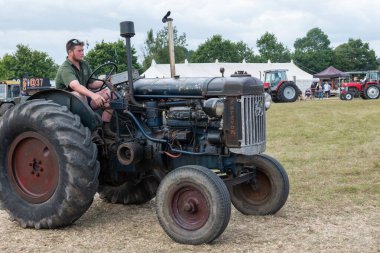 Ilminster. Somerset. Birleşik Krallık. 21 Ağustos 2022 Fordson Major E27N, dün yapılan bir çiftçilik etkinliğinde arenada kullanılıyor.