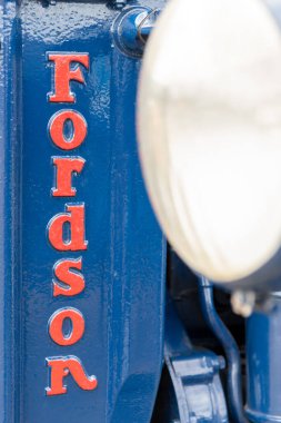 Ilminster. Somerset. Birleşik Krallık. 21 Ağustos 2022. Fordson logosunun yenilenmiş bir 1948 Fordson Major E27N üzerindeki kapanışı.