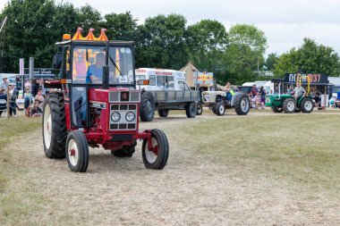 Ilminster. Somerset. Birleşik Krallık. 21 Ağustos 2022. Dünün tarım etkinliklerinde Uluslararası 385 numaralı araç arenada kullanılıyor.