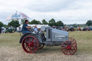 Ilminster. Somerset. Birleşik Krallık. 21 Ağustos 2022 1919 'dan itibaren restore edilen Uluslararası Hasat 8-16, Dünden kalma bir çiftçilik etkinliğinde arenada gezdiriliyor.