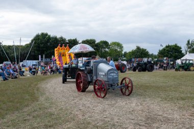 Ilminster. Somerset. Birleşik Krallık. 21 Ağustos 2022 1919 'dan itibaren restore edilen Uluslararası Hasat 8-16, Dünden kalma bir çiftçilik etkinliğinde arenada gezdiriliyor.