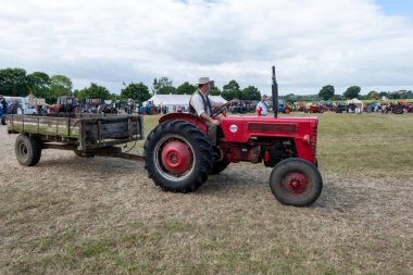 Ilminster. Somerset. Birleşik Krallık. 21 Ağustos 2022 Yenilenmiş Uluslararası B275 dün yapılan bir tarım etkinliğinde arenada kullanılıyor.
