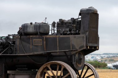 Tarrant Hinton. Dorset. Birleşik Krallık. 25 Ağustos 2022. Büyük Dorset Buhar Fuarı 'nda dizel motorlu bir Fowler çekici motoru sergileniyor.