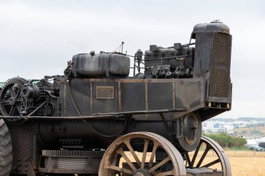 Tarrant Hinton. Dorset. Birleşik Krallık. 25 Ağustos 2022. Büyük Dorset Buhar Fuarı 'nda dizel motorlu bir Fowler çekici motoru sergileniyor.