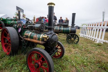 Tarrant Hinton. Dorset. Birleşik Krallık. 25 Ağustos 2022. Minyatür bir Marshall çekici motoru Büyük Dorset Buhar Fuarı 'nda sergileniyor.