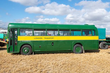 Tarrant Hinton. Dorset. Birleşik Krallık. 25 Ağustos 2022. 1952 'den bir AEC Regal Four Green Line koçu Büyük Dorset Buhar Fuarı' nda sergileniyor.