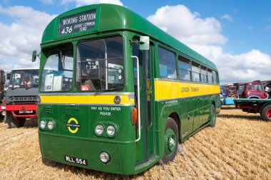 Tarrant Hinton. Dorset. Birleşik Krallık. 25 Ağustos 2022. 1952 'den bir AEC Regal Four Green Line koçu Büyük Dorset Buhar Fuarı' nda sergileniyor.