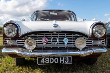 Tarrant Hinton. Dorset. Birleşik Krallık. 25 Ağustos 2022 Eski Vauxhall Cresta restorasyonu Büyük Dorset Buhar Fuarı 'nda sergileniyor.