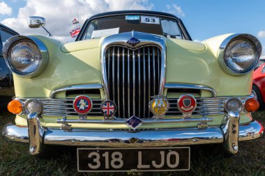 Tarrant Hinton. Dorset. Birleşik Krallık. 25 Ağustos 2022. 1961 'den bir sarı ve siyah Riley Büyük Dorset Buhar Fuarı' nda sergileniyor.