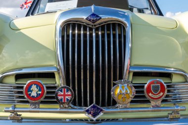 Tarrant Hinton. Dorset. Birleşik Krallık. 25 Ağustos 2022. 1961 'den bir sarı ve siyah Riley Büyük Dorset Buhar Fuarı' nda sergileniyor.