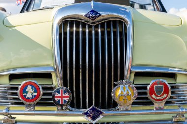 Tarrant Hinton. Dorset. Birleşik Krallık. 25 Ağustos 2022. 1961 'den bir sarı ve siyah Riley Büyük Dorset Buhar Fuarı' nda sergileniyor.