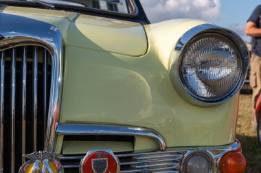 Tarrant Hinton. Dorset. Birleşik Krallık. 25 Ağustos 2022. 1961 'den bir sarı ve siyah Riley Büyük Dorset Buhar Fuarı' nda sergileniyor.