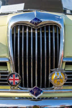 Tarrant Hinton. Dorset. Birleşik Krallık. 25 Ağustos 2022. 1961 'den bir sarı ve siyah Riley Büyük Dorset Buhar Fuarı' nda sergileniyor.